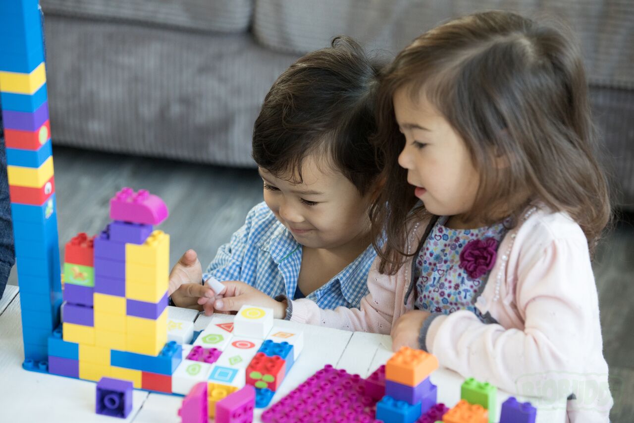 BIOBUDDI Personaggi Camminare - Set Di Mattoncini Colorati Ecologici Per Bambini